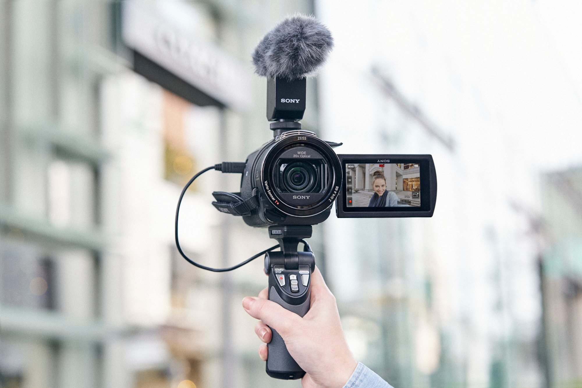 FDR-AX43_ECM-B1M_GP-VPT1_Situation_selfie_1_up-Large.jpg FDR-AX43_ECM-B1M_GP-VPT1_Situation_selfie_1_up-Large.jpg